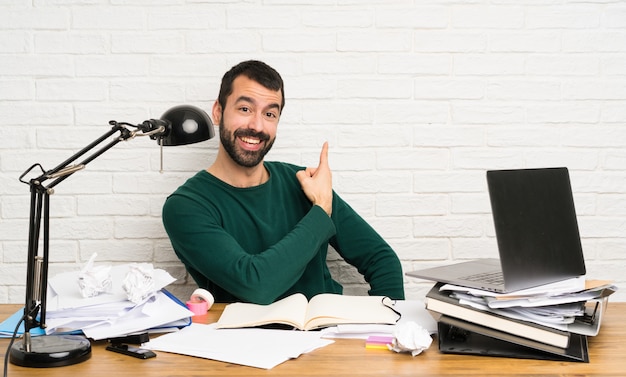 Uomo studente che punta indietro