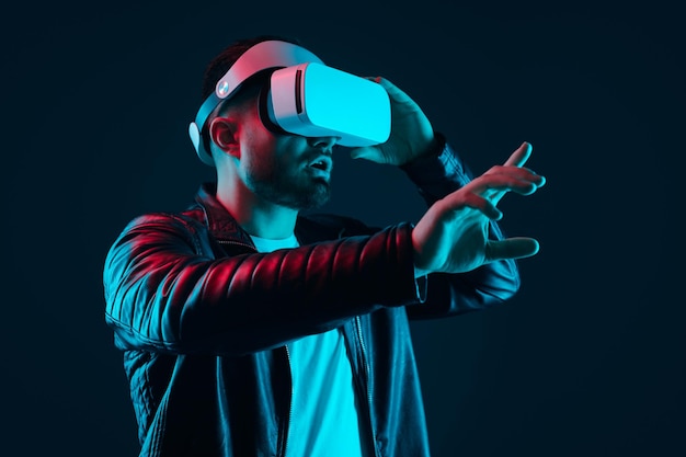 Uomo stupito in cuffia vr che esplora il mondo virtuale