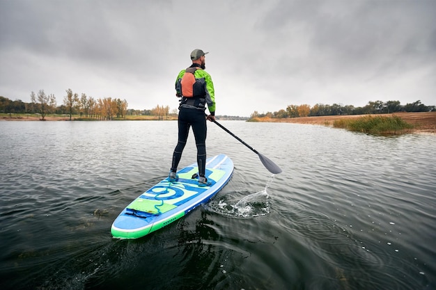 Uomo su stand up paddleboard