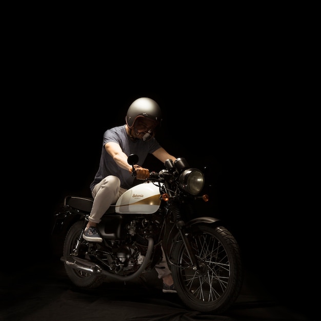 Uomo su una moto in stile cafe racer
