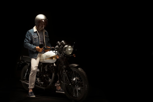 Uomo su una moto in stile cafe racer