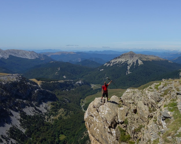 uomo su una roccia in montagna