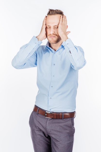 Uomo su uno sfondo bianco per studio emozioni e concetto di persone