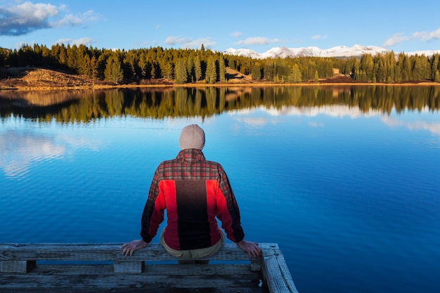 Uomo sul lago di montagna