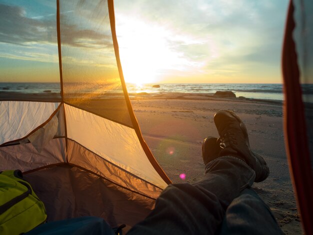 uomo sulla spiaggia con un tramonto