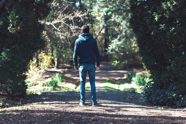 Uomo sullo sfondo della foresta