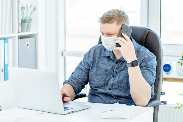 Uomo telelavoro durante la quarantena