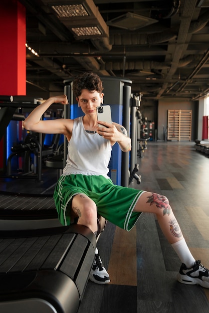 Uomo trans che si allena in palestra