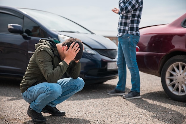 Uomo triste e incidente d'auto