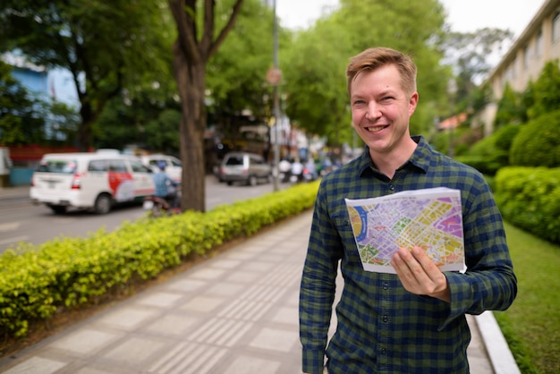 Uomo turistico che esplora la città di Ho Chi Minh nel Vietnam e che tiene mappa