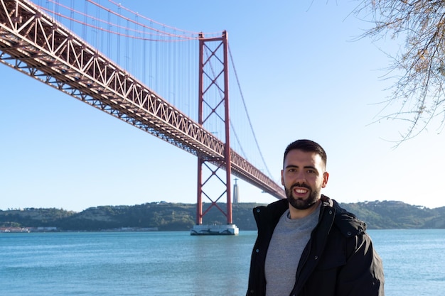 Uomo turistico e ponte del 25 aprile sullo sfondo