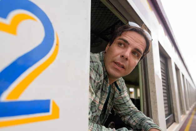 Uomo turistico persiano bello alla stazione ferroviaria di Bangkok