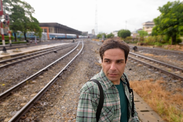 Uomo turistico persiano bello alla stazione ferroviaria di Bangkok