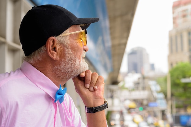 Uomo turistico senior bello esplorare la città di Bangkok, Thailandia