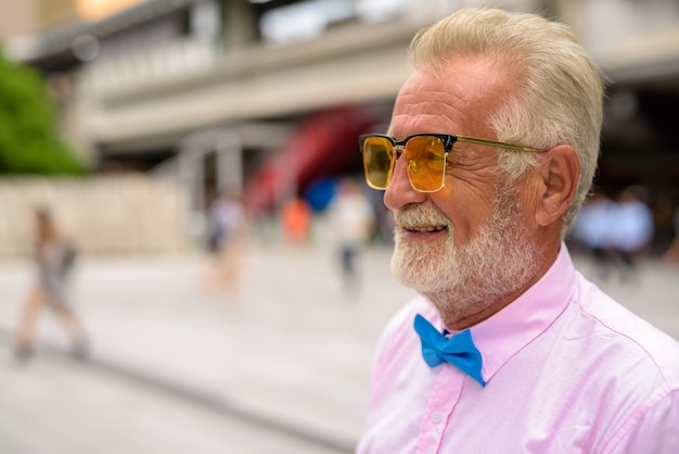 Uomo turistico senior bello esplorare la città di Bangkok, Thailandia