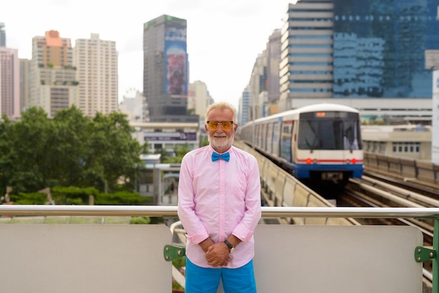 Uomo turistico senior bello esplorare la città di Bangkok, Thailandia