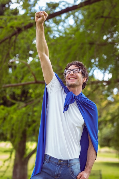 Uomo vestito da superman