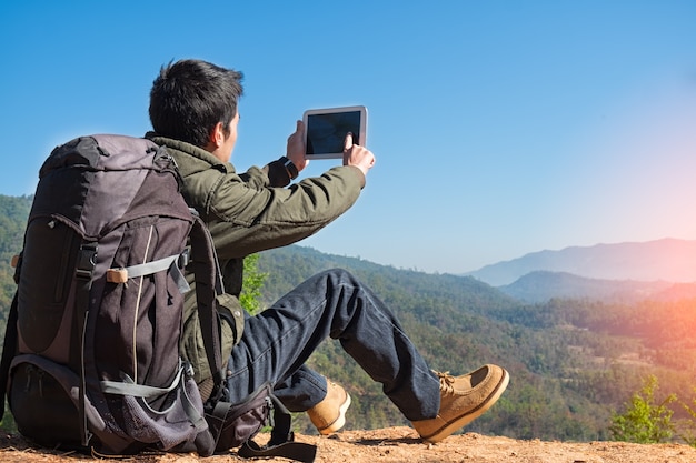 Uomo Viaggiatore con fotocamera da tavolo e zaino escursioni all&#39;aperto viaggio stile di vita e concetto di avventura.