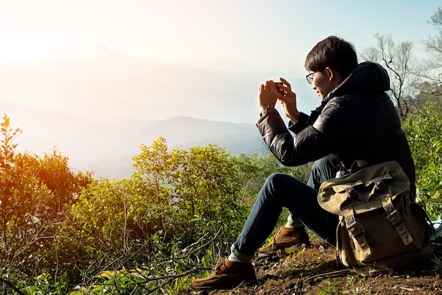 Uomo Viaggiatore con telecamera smart phone e zaino escursioni all&#39;aperto viaggio stile di vita e concetto di avventura.