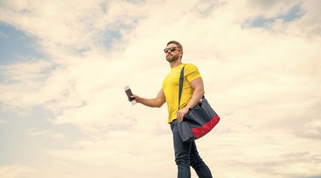 Uomo viaggiatore in vacanza cielo sfondo copia spazio