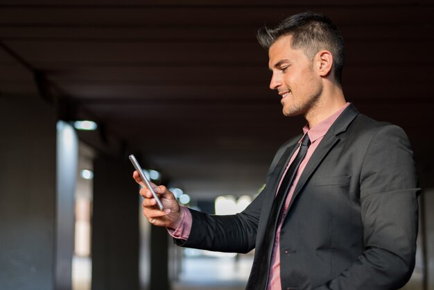 Uomo vicino con un telefono cellulare