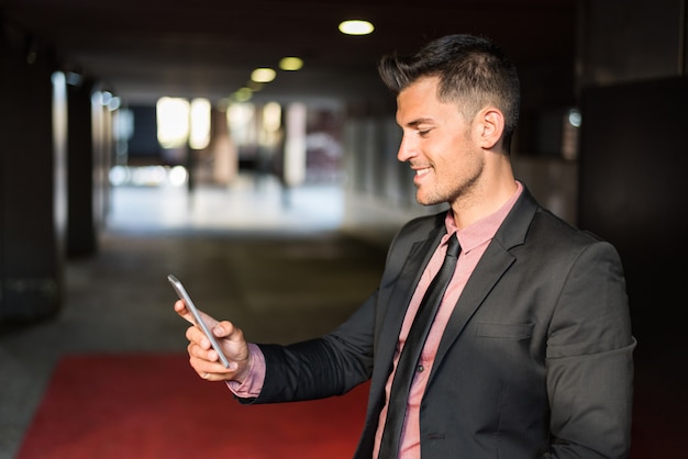 Uomo vicino con un telefono cellulare