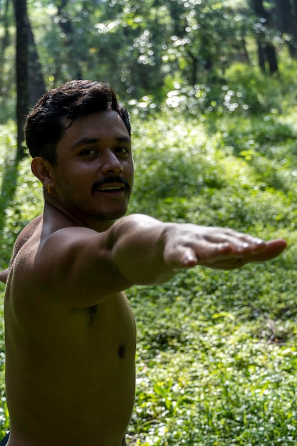 Uomo visto da vicino senza maglietta che fa allungamenti sul tappetino yoga esercizio america latina