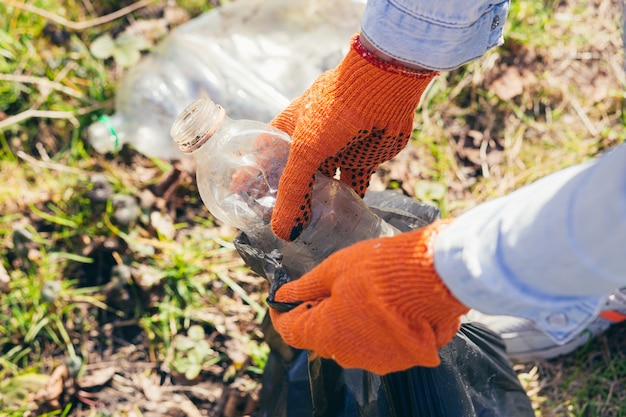 Uomo volontario che raccoglie spazzatura nel parco e nella foresta