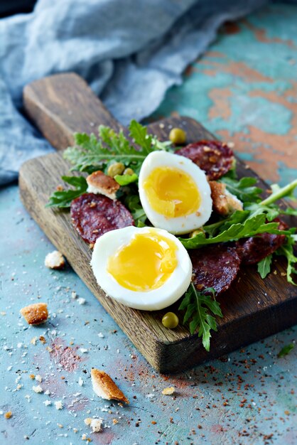 Uova alla coque per colazione con salsiccia di chorizo