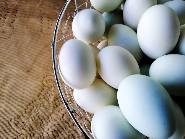 Uova bianche dal cestino