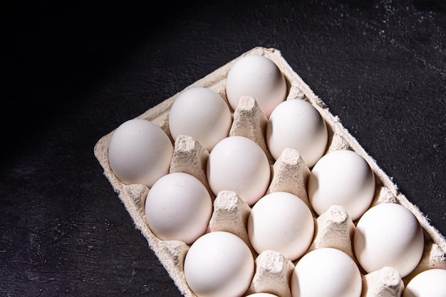 Uova bianche di gallina su tela da imballaggio. Prodotti della fattoria. Uova naturali. Uova di gallina sul tavolo.