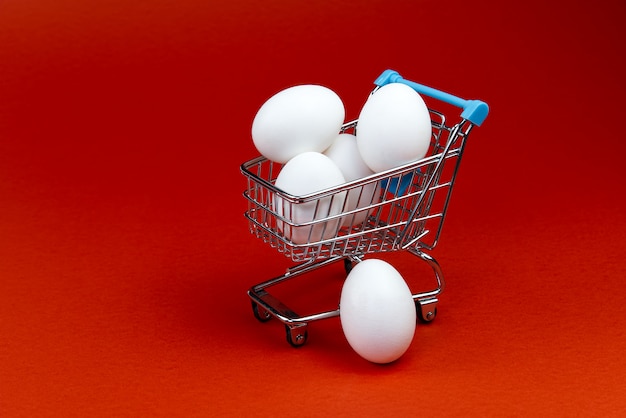 Uova bianche di pollo in un carrello.