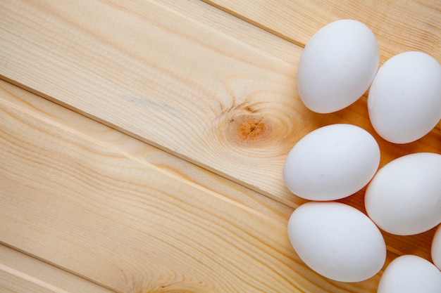 Uova bianche su una tavola di legno