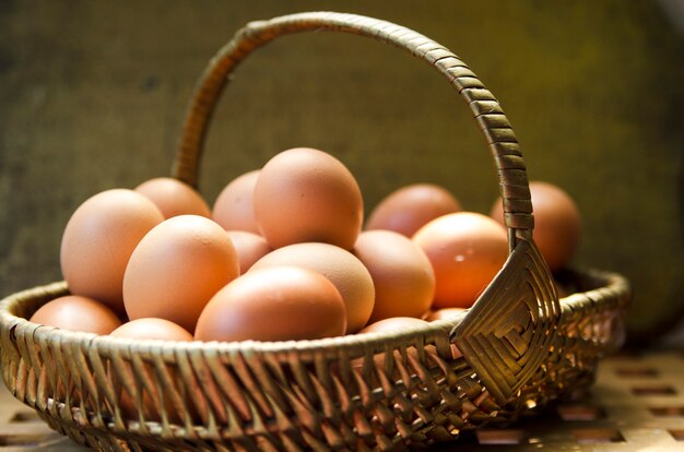 Uova biologiche nel cestino di vimini. Buon cibo salutare per la colazione.