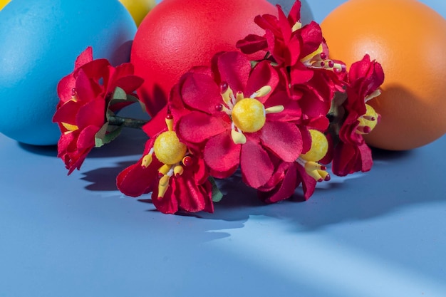 Uova colorate che simboleggiano la Pasqua su uno sfondo colorato e fiori