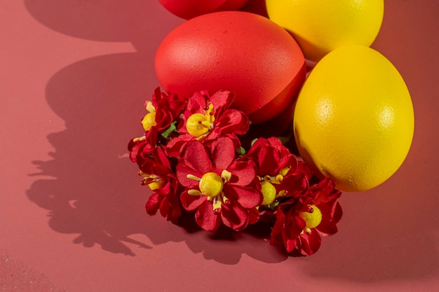 Uova colorate che simboleggiano la Pasqua su uno sfondo colorato e fiori