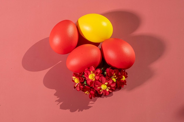 Uova colorate che simboleggiano la Pasqua su uno sfondo colorato e fiori