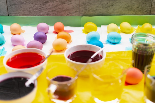 Uova colorate di Pasqua con vernice per la decorazione e la preparazione delle vacanze alimentari