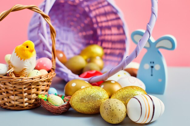 Uova colorate di Pasqua in un cestino sfondo rosa Concetto minimo Scheda con spazio per la copia del testo Decorazione di Pasqua coniglio pulcino