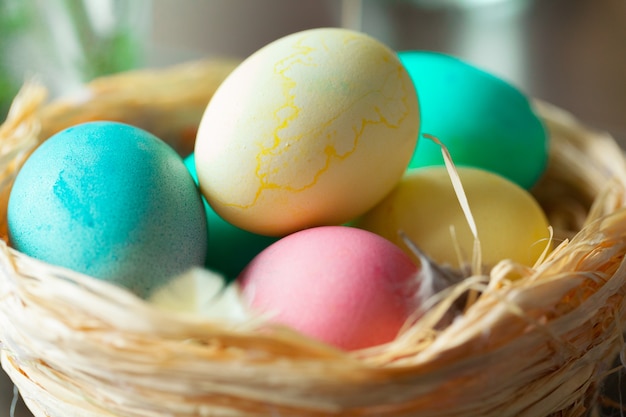 Uova colorate di Pasqua in un nido di paglia