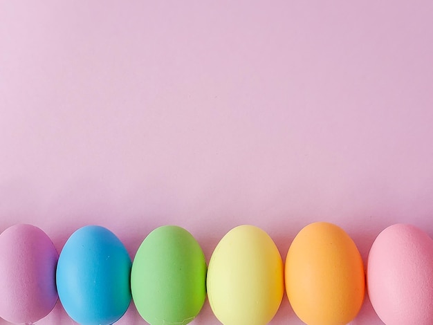 Uova colorate di Pasqua simbolo della vacanza Sfondo di Pasqua in colori pastello copyspace minimalismo