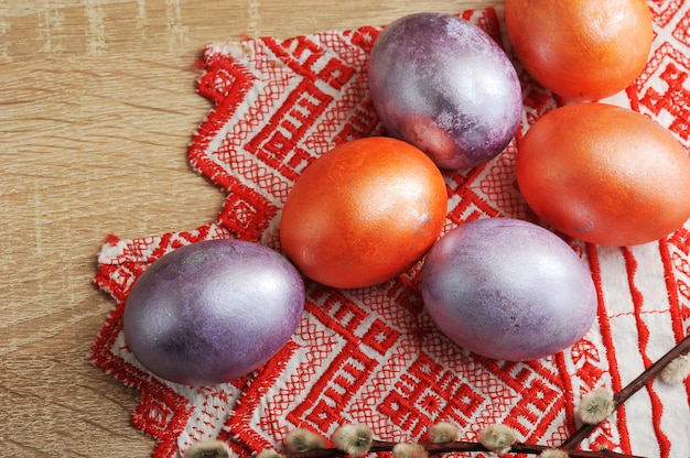 Uova colorate per Pasqua in colore rosso e perla