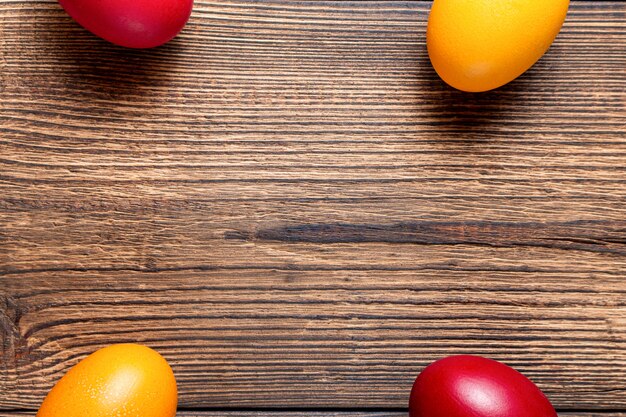 Uova colorate per Pasqua in legno marrone con spazio di copia
