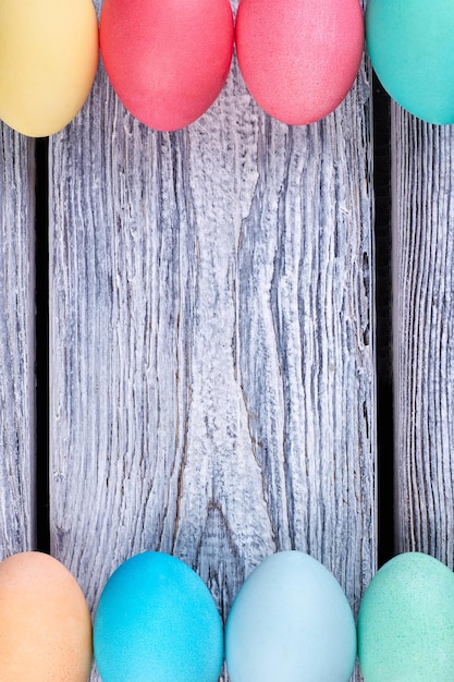 Uova colorate su sfondo di legno Uova di Pasqua colorate