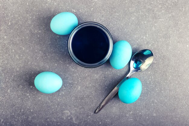Uova colorate, una lattina di colorante alimentare, preparazione per colorare a Pasqua.