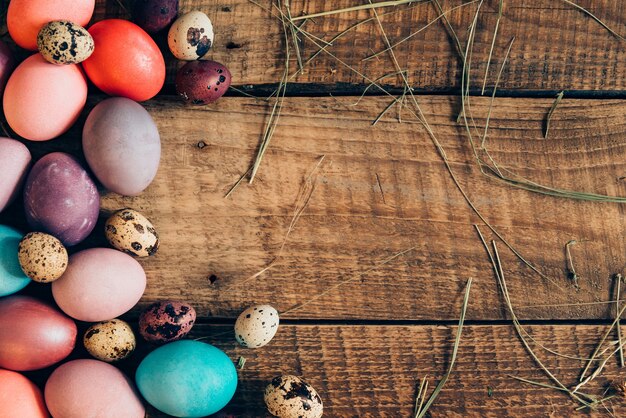 Uova colorate. Vista dall'alto delle uova di Pasqua colorate che si trovano sul tavolo rustico in legno