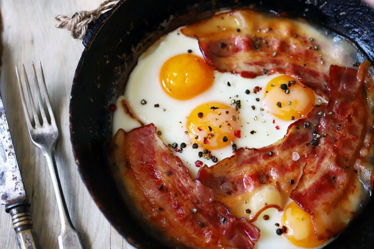 Foto uova con pancetta.