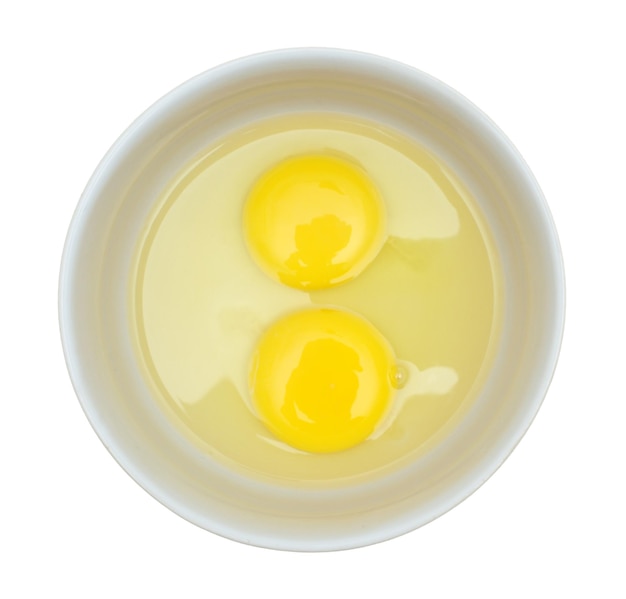 Uova crude in un piatto