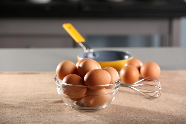Uova crude in una ciotola sul tavolo della cucina