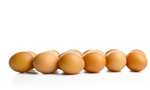 Uova crude su sfondo bianco